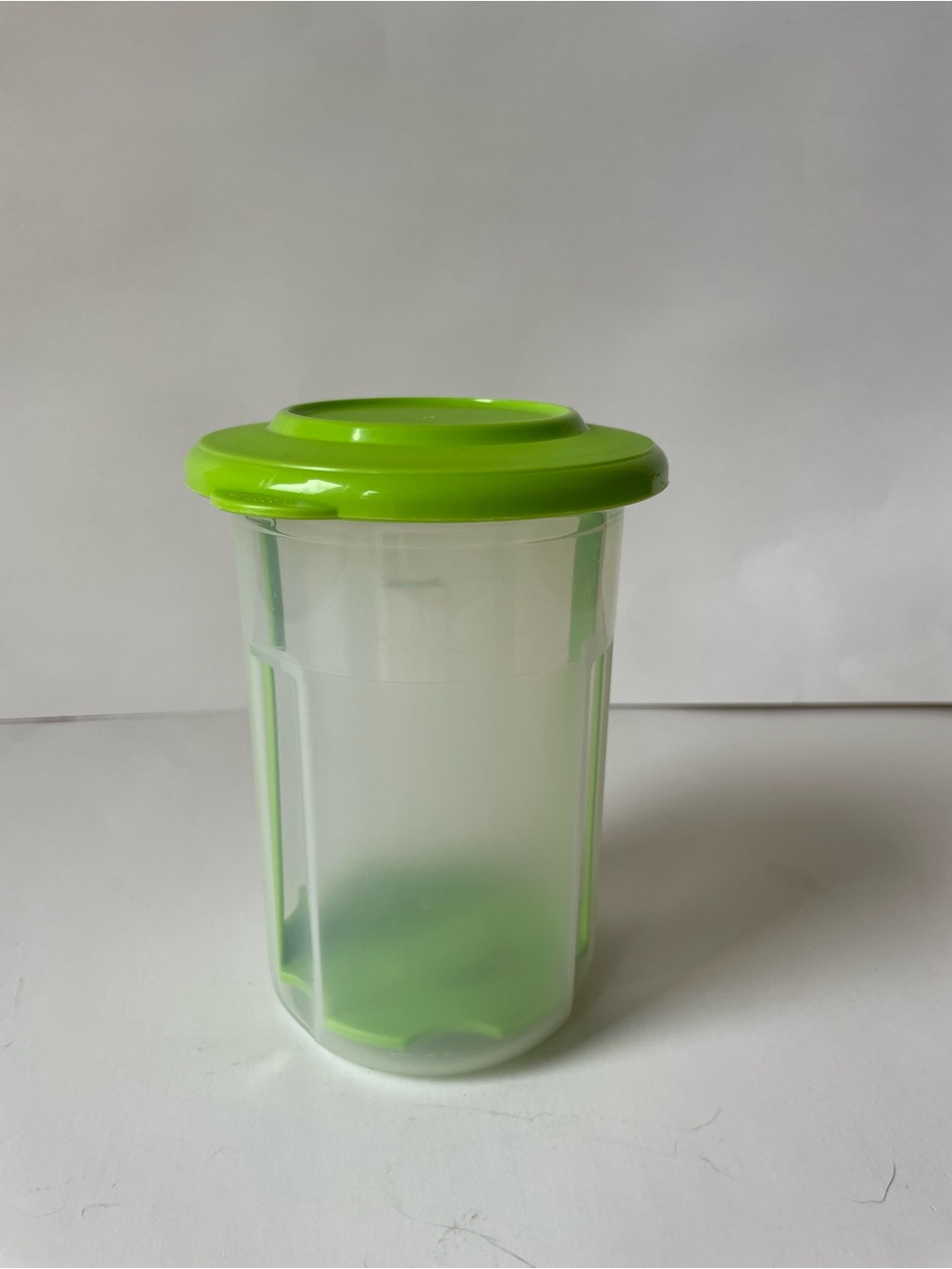 Tupperware Mini Round Pick-A-Deli 2 cup Clear Container w/ Green Lid and Insert